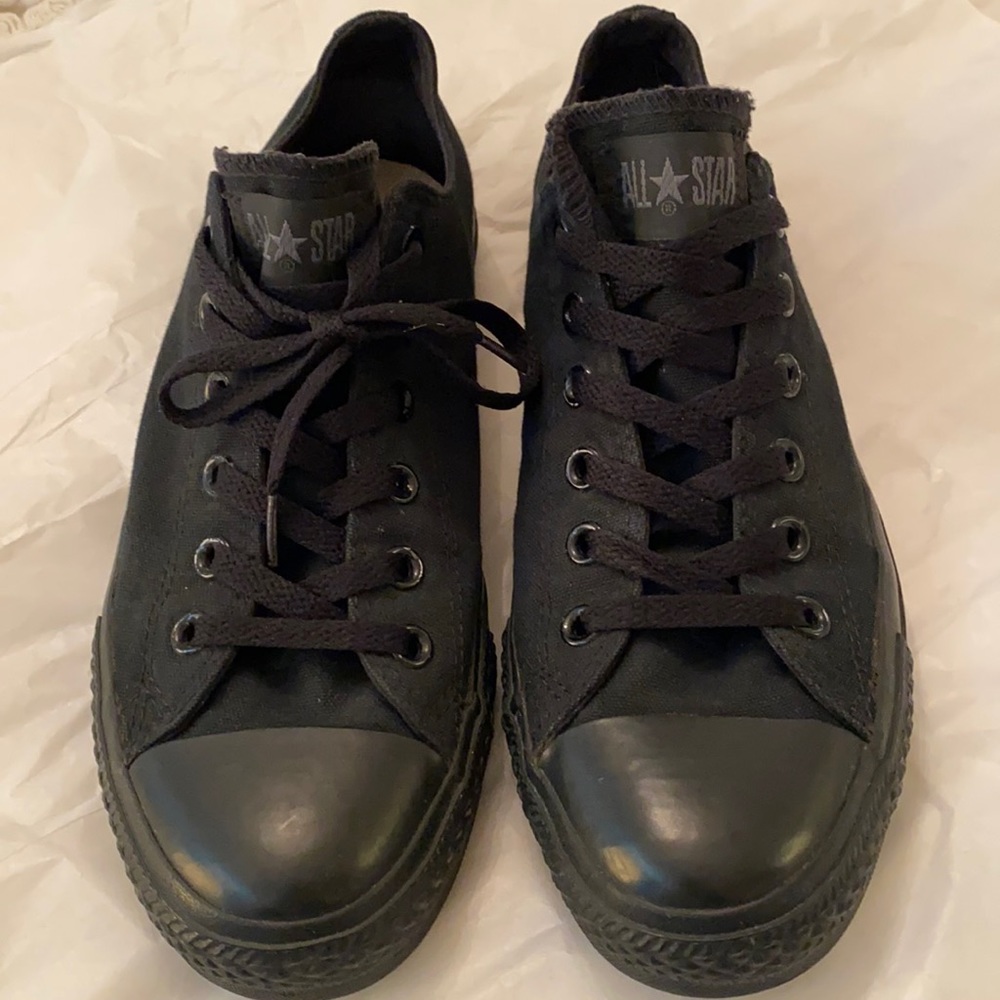 Men’s all black Converse All Star.